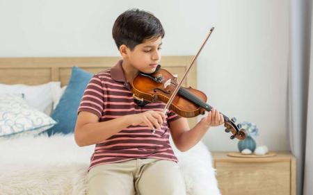 kid playing violin