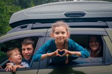 kids in car on a roadtrip 